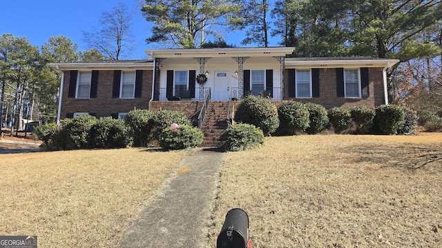 single story home with a front lawn