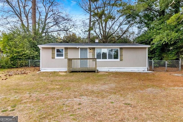 view of front of property featuring a front lawn