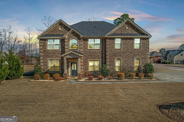 view of front of property featuring a lawn