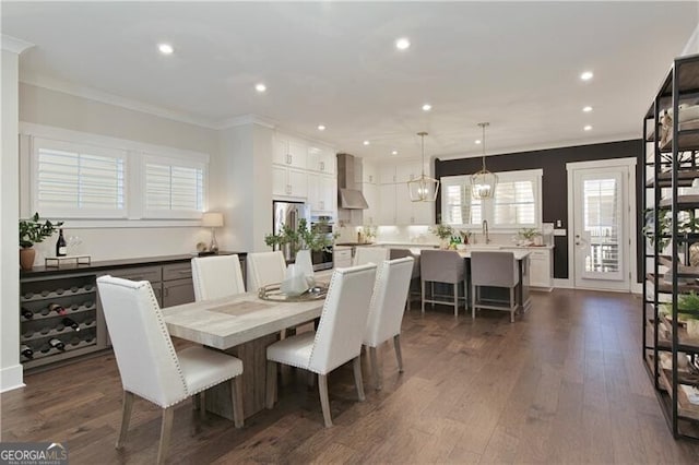 dining room featuring crown molding, dark hardwood / wood-style floors, and a notable chandelier