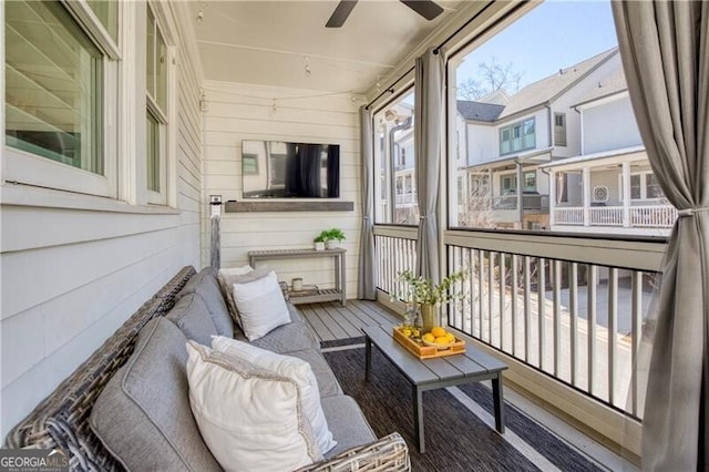 sunroom with ceiling fan