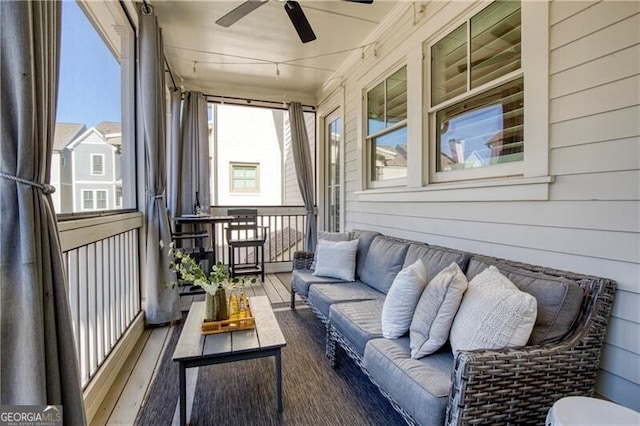 sunroom with ceiling fan