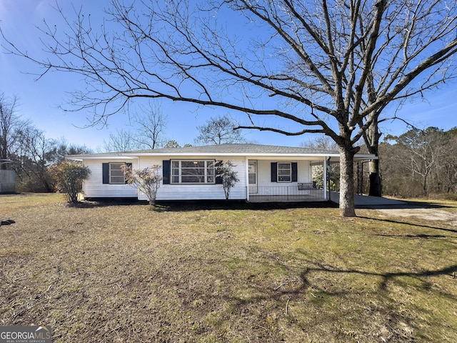 single story home with a front yard