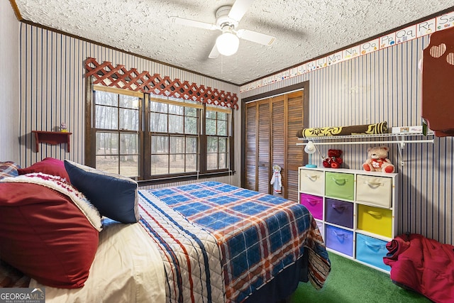 bedroom with ceiling fan, carpet floors, a textured ceiling, and a closet