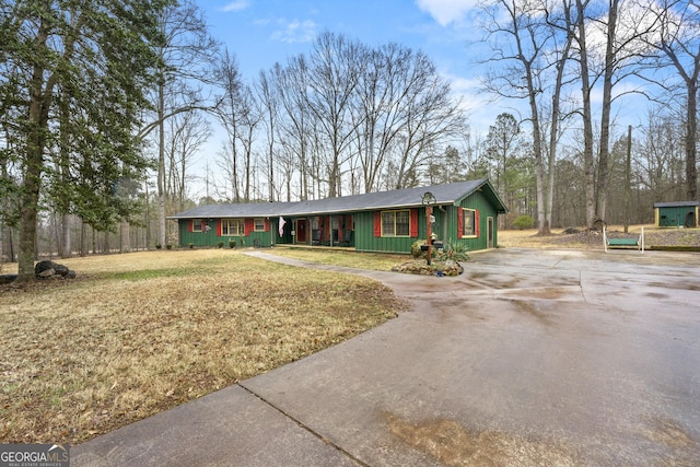 single story home with a front yard