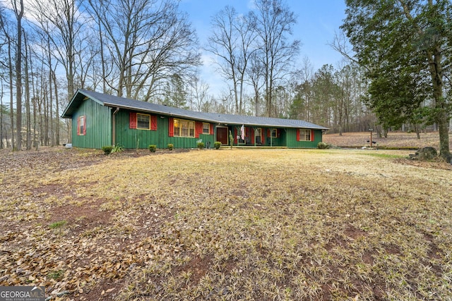 single story home with a front lawn