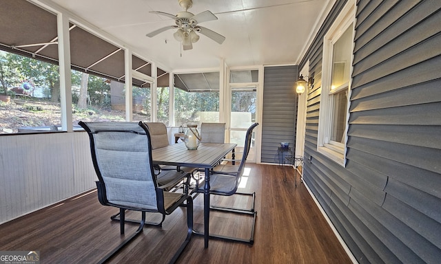 sunroom with ceiling fan