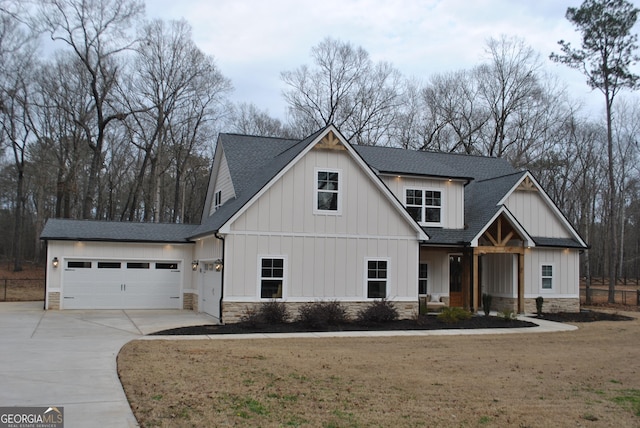 view of front of home featuring a garage and a front yard