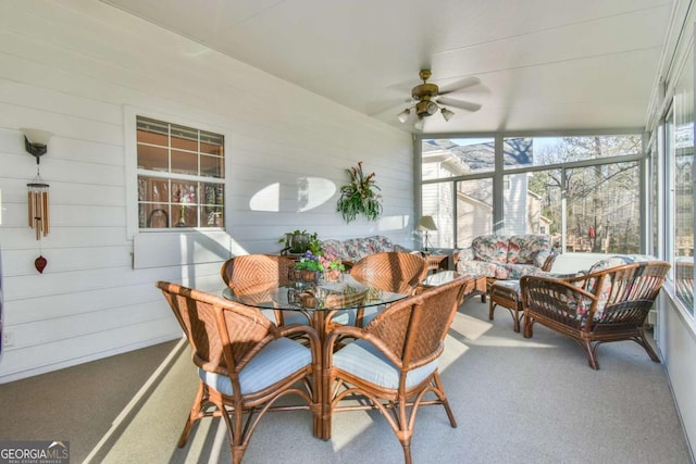 sunroom with ceiling fan