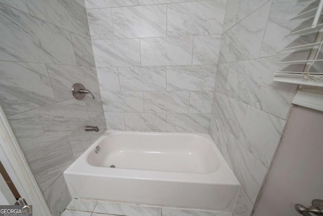 bathroom with tiled shower / bath combo