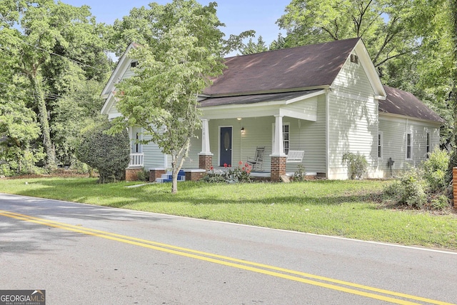 view of front of property featuring a front yard and covered porch