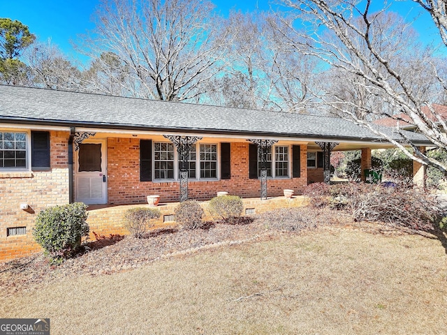 single story home with a front lawn