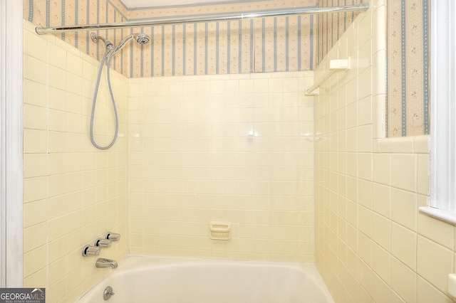 bathroom featuring tiled shower / bath