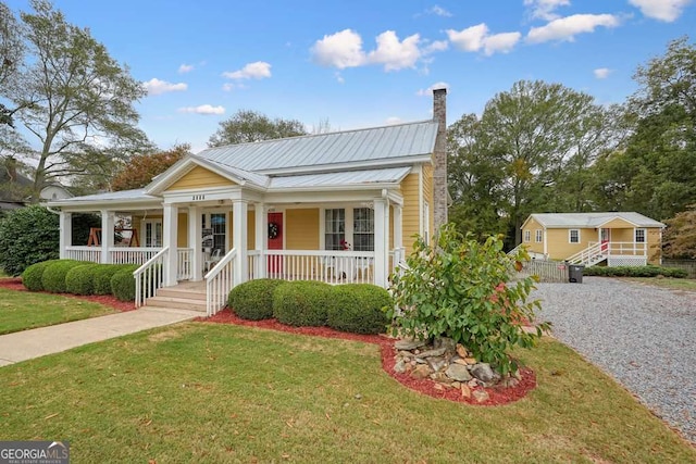 view of front of property featuring a front yard and a porch