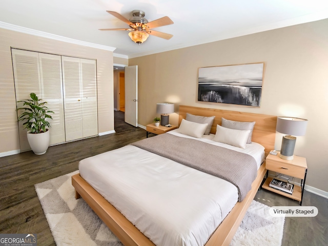 bedroom with crown molding, dark wood-type flooring, a closet, and ceiling fan