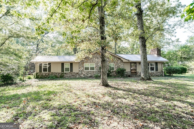 single story home with a front lawn