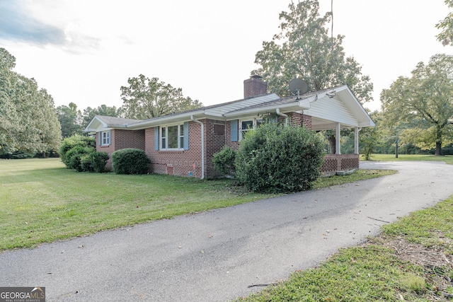 view of front facade with a front lawn