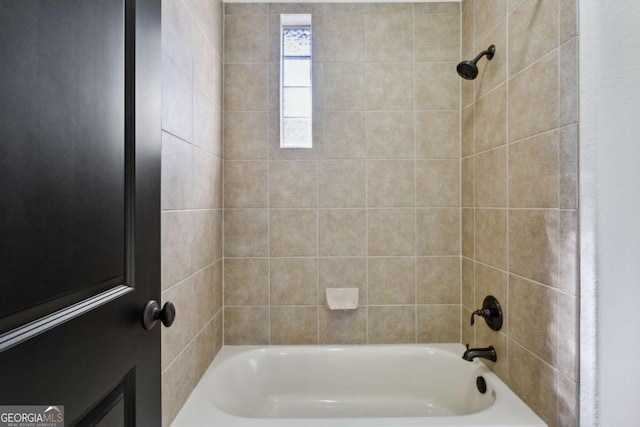 bathroom featuring tiled shower / bath combo