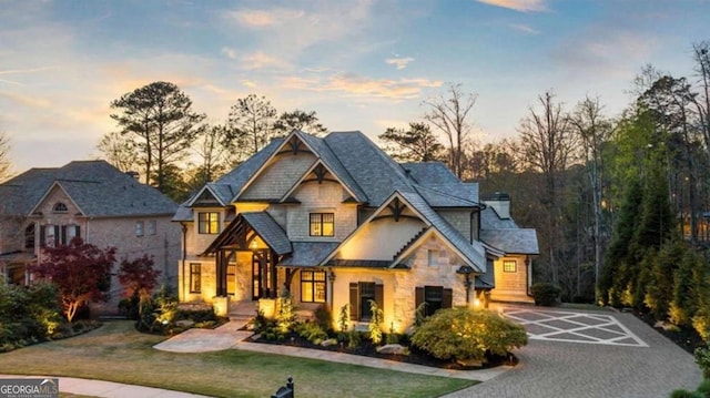 view of front of property featuring a yard