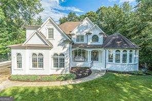 view of front of property with a front yard