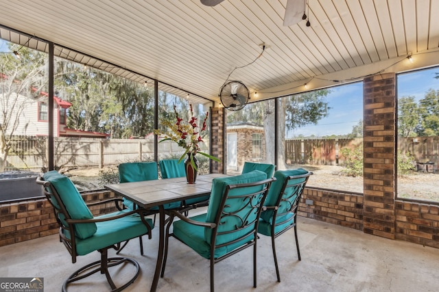 sunroom with ceiling fan