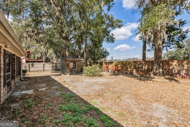 view of yard featuring an outdoor structure