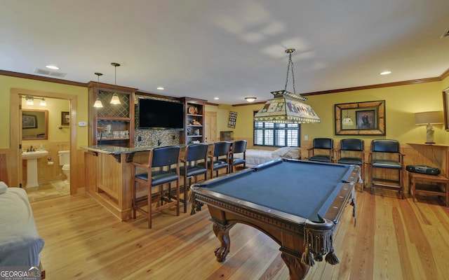 playroom featuring crown molding, indoor bar, billiards, and light hardwood / wood-style flooring