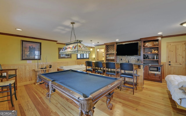 recreation room with crown molding, light wood-type flooring, and billiards