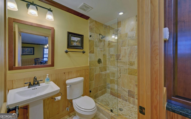 bathroom featuring a tile shower and toilet