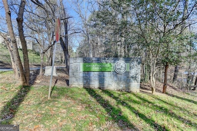 community sign with a yard