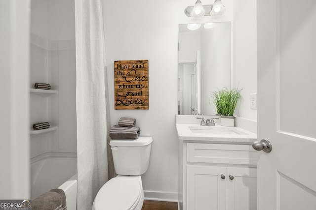 bathroom with baseboards, toilet, shower / tub combo with curtain, and vanity