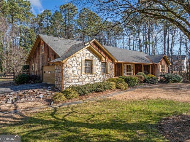 view of front of house featuring a garage and a front yard