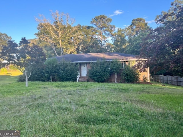 view of front facade featuring a front yard