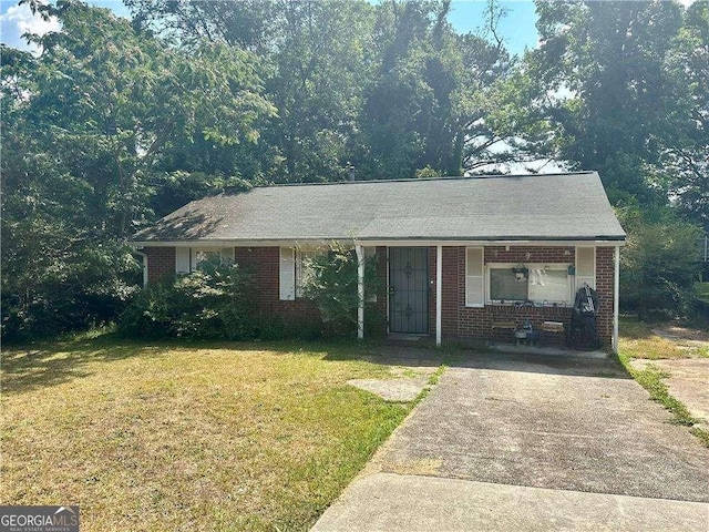 ranch-style home with a front lawn