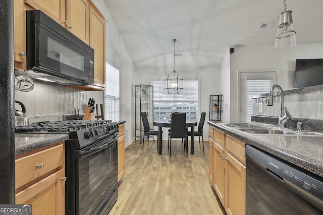 kitchen with sink, decorative backsplash, hanging light fixtures, black appliances, and light hardwood / wood-style flooring