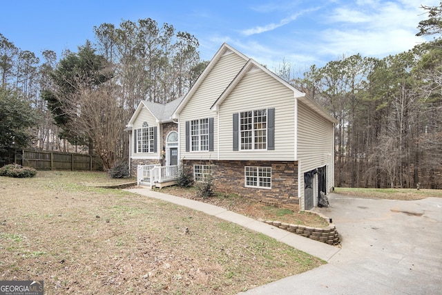 view of front of home featuring a front yard