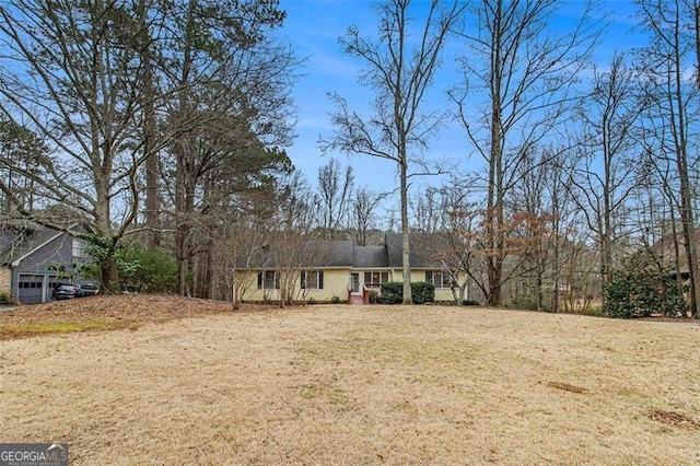 view of front of property featuring a front lawn