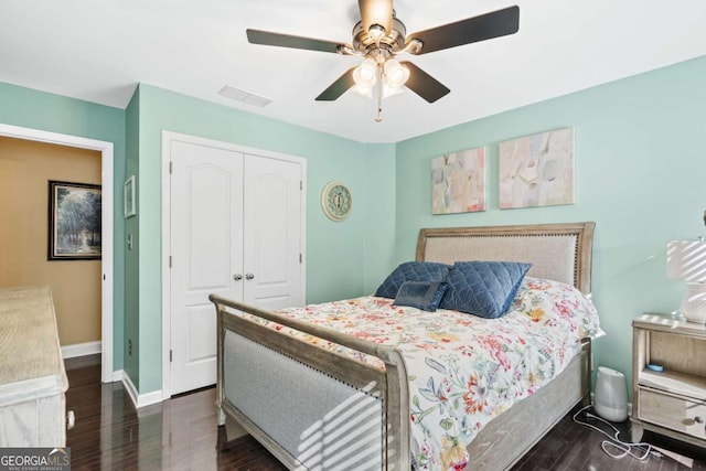 bedroom with ceiling fan, dark hardwood / wood-style floors, and a closet