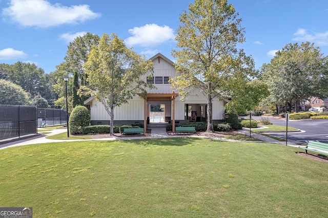 view of front facade with a front yard