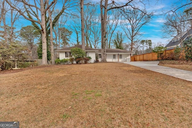 ranch-style house featuring a front lawn