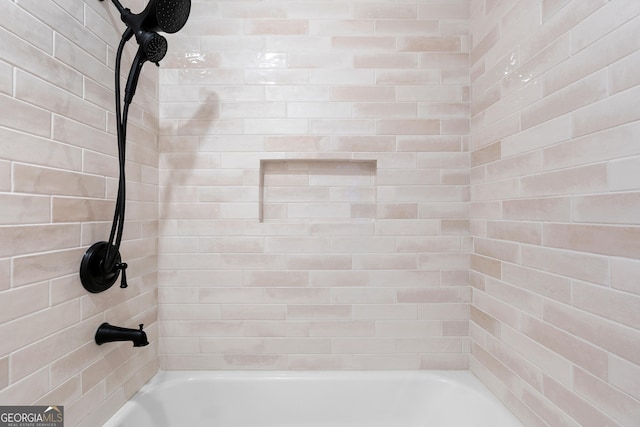 bathroom featuring tiled shower / bath combo