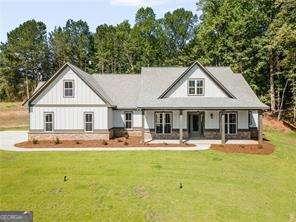 view of front of home with a front lawn