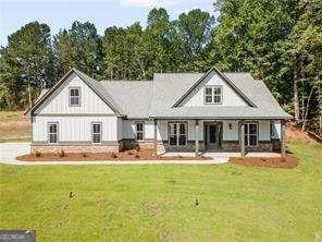 view of front facade with a front yard