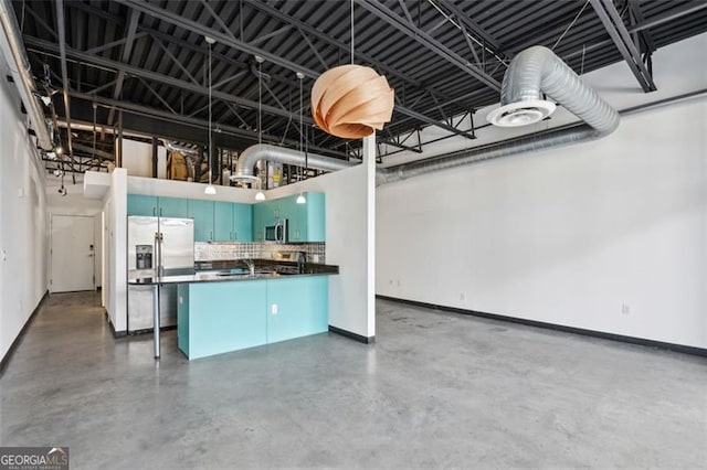 kitchen with tasteful backsplash, sink, stainless steel appliances, and blue cabinets