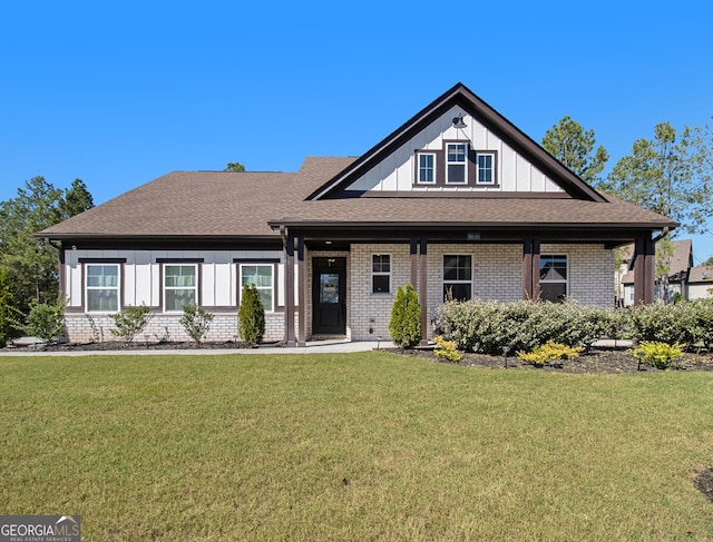 view of front of property featuring a front lawn