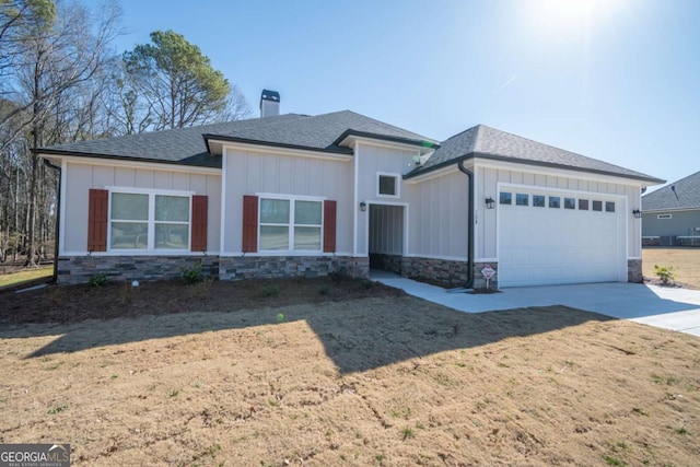 view of front of property featuring a garage and a front yard