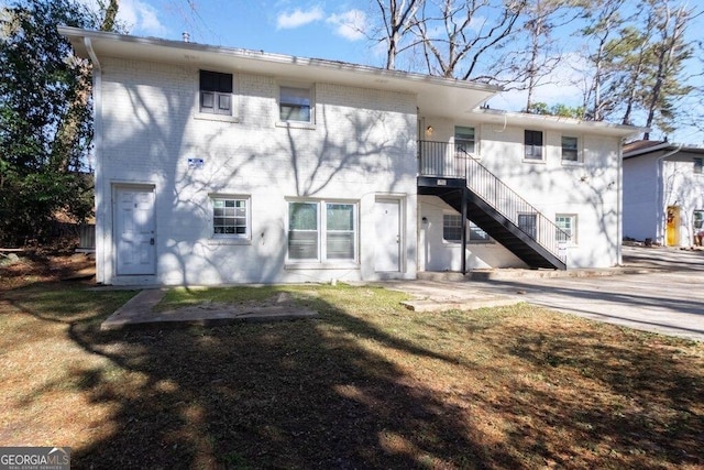 back of house featuring a yard