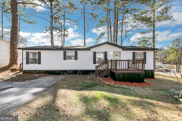 view of front of property with a front yard