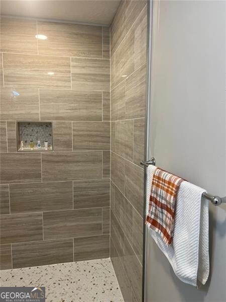 bathroom featuring a tile shower