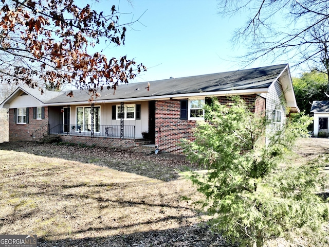 view of front facade with a porch and a front lawn